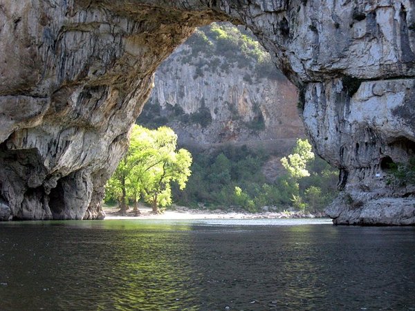 Quelles sont les activités touristiques de vacances à faire dans le village de Vallon Pont d'Arc ?